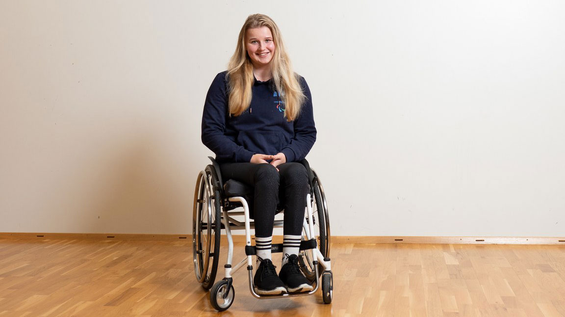 Nette Kiviranta hymyilemässä kameralle studiokuvaus-olosuhteissa.